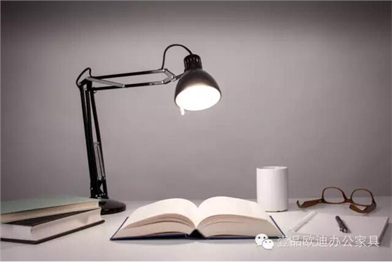 簡單3招，擺脫辦公桌下各種電源線雜亂困擾？