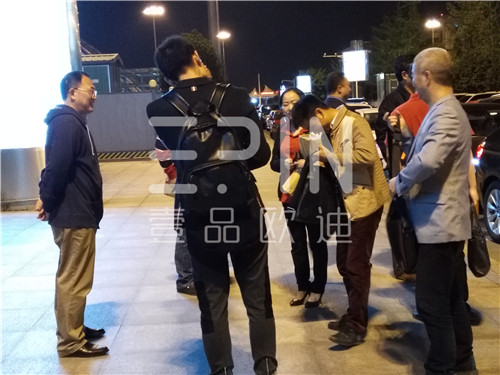 中央電視臺財經(jīng)評論員單仁博士來蓉,四川牛商常委集體接機(jī)