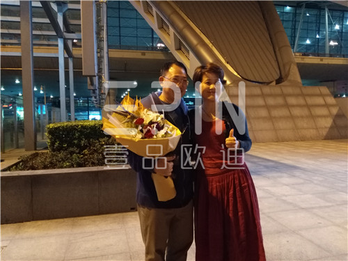 中央電視臺財經(jīng)評論員單仁博士來蓉,四川牛商常委集體接機(jī)