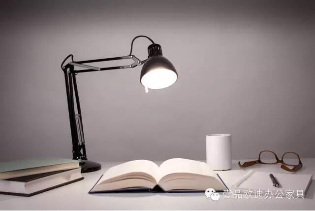 簡單3招，擺脫辦公桌下各種電源線雜亂困擾？