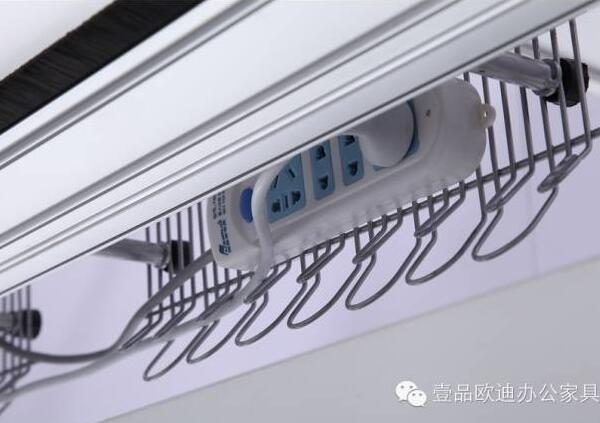 簡單3招，擺脫辦公桌下各種電源線雜亂困擾？
